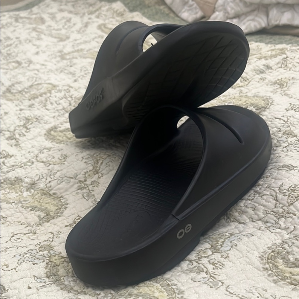 OOFOS Black Sandals with Cushioned Sole and Contoured Footbed